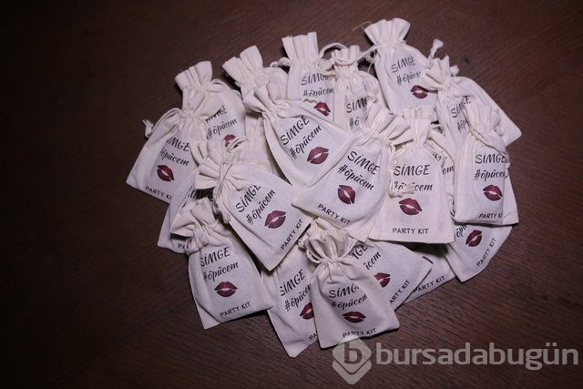 Simge Sağın 'Öptü'
