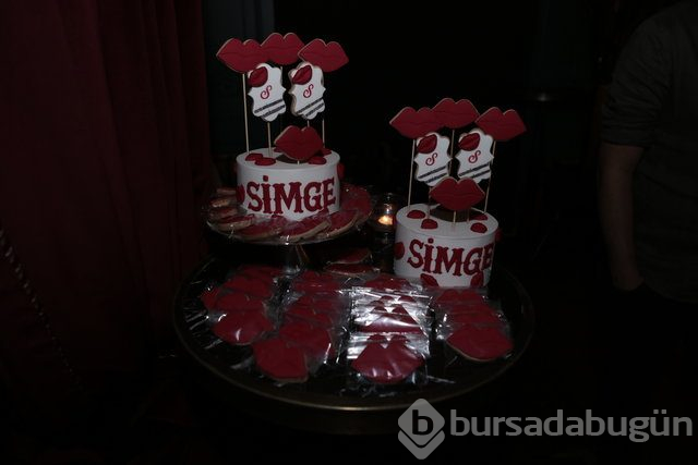 Simge Sağın 'Öptü'
