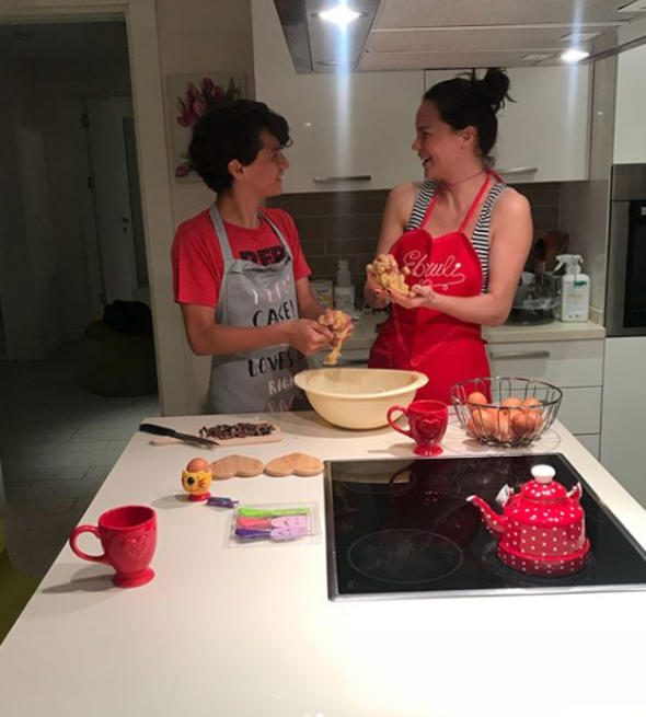 Üç kişilik sarayım: Ebru ve iki oğlu burada yaşıyor
