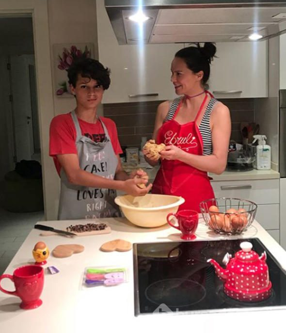 Üç kişilik sarayım: Ebru ve iki oğlu burada yaşıyor
