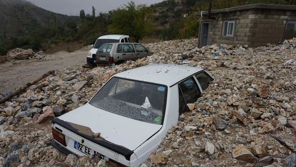 Korkutan görüntü: Heyelan otomobilleri yuttu!
