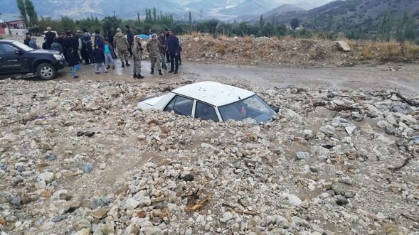 Korkutan görüntü: Heyelan otomobilleri yuttu!

