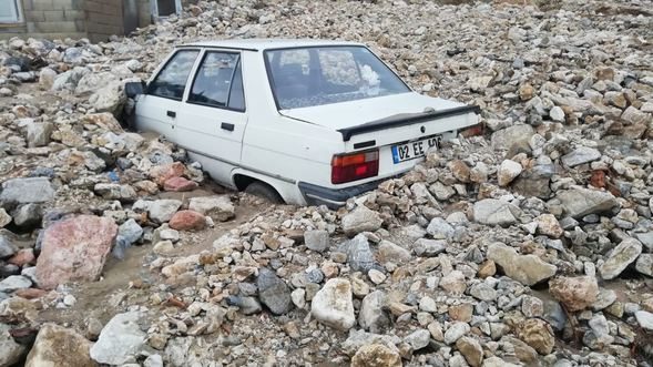 Korkutan görüntü: Heyelan otomobilleri yuttu!
