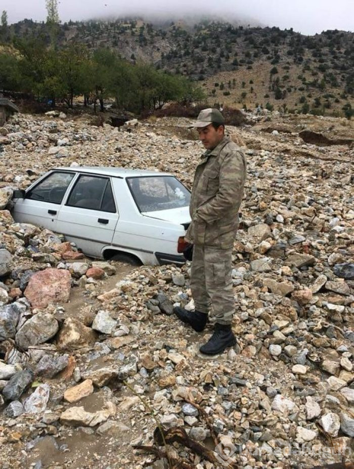 Korkutan görüntü: Heyelan otomobilleri yuttu!
