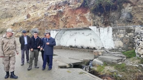 Korkutan görüntü: Heyelan otomobilleri yuttu!
