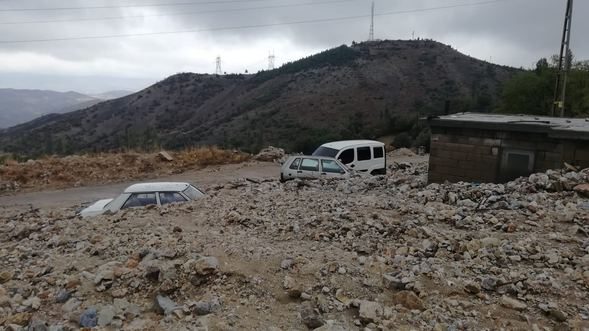 Korkutan görüntü: Heyelan otomobilleri yuttu!
