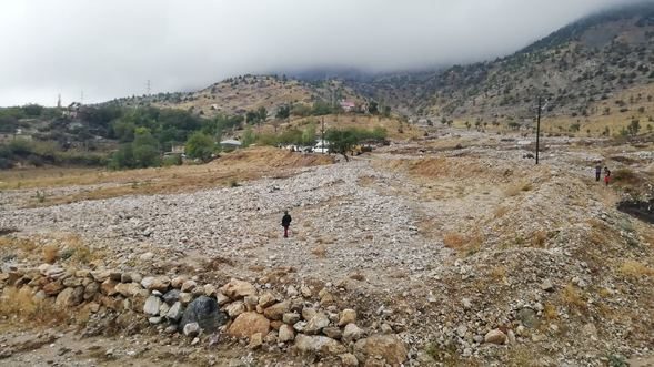 Korkutan görüntü: Heyelan otomobilleri yuttu!
