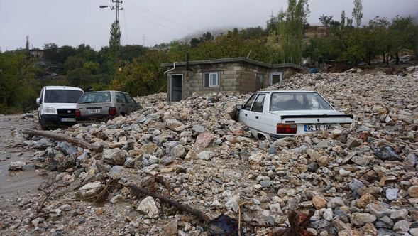 Korkutan görüntü: Heyelan otomobilleri yuttu!
