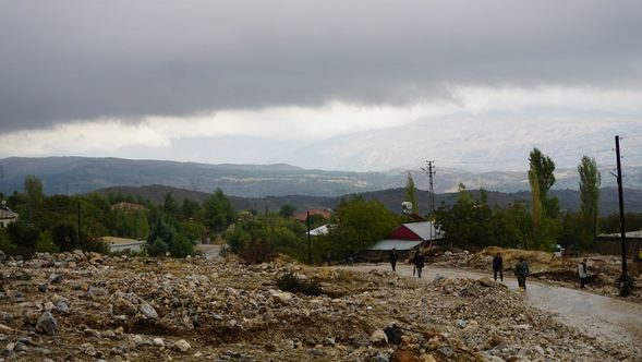 Korkutan görüntü: Heyelan otomobilleri yuttu!
