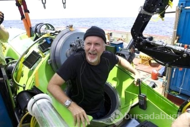 Güzel oyuncu, Gerilimi azaltmak için rol arkadaşına göğüslerini gösterdi!
