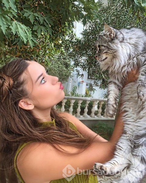 Afra Saraçoğlu'nun Instagram paylaşımları

