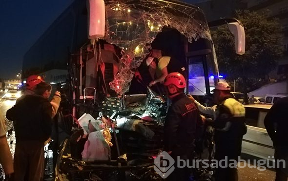 Yolcu otobüsü Tır'a çarptı: Ölü ve çok sayıda yaralı var!
