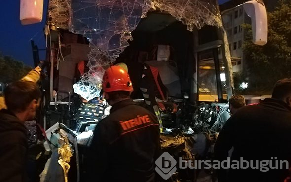 Yolcu otobüsü Tır'a çarptı: Ölü ve çok sayıda yaralı var!
