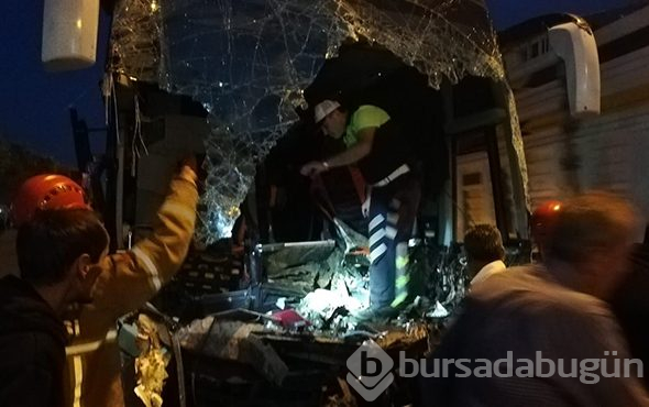 Yolcu otobüsü Tır'a çarptı: Ölü ve çok sayıda yaralı var!
