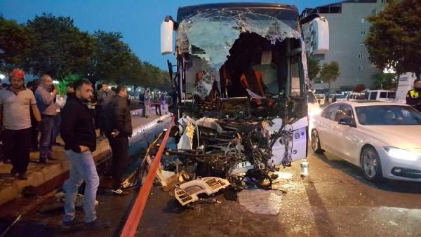 Yolcu otobüsü Tır'a çarptı: Ölü ve çok sayıda yaralı var!
