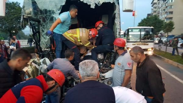 Yolcu otobüsü Tır'a çarptı: Ölü ve çok sayıda yaralı var!
