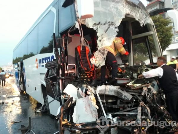 Yolcu otobüsü Tır'a çarptı: Ölü ve çok sayıda yaralı var!
