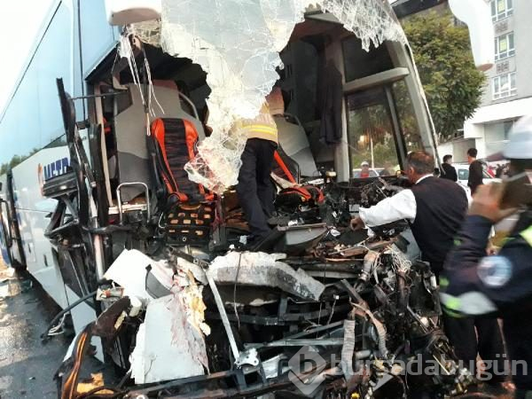 Yolcu otobüsü Tır'a çarptı: Ölü ve çok sayıda yaralı var!
