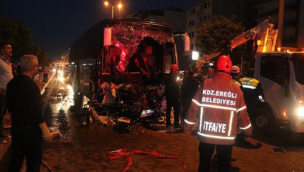 Yolcu otobüsü Tır'a çarptı: Ölü ve çok sayıda yaralı var!
