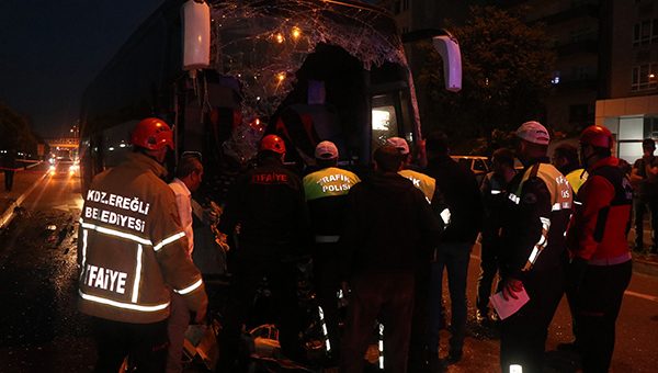 Yolcu otobüsü Tır'a çarptı: Ölü ve çok sayıda yaralı var!
