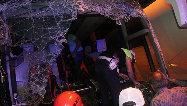 Yolcu otobüsü Tır'a çarptı: Ölü ve çok sayıda yaralı var!
