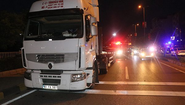 Yolcu otobüsü Tır'a çarptı: Ölü ve çok sayıda yaralı var!
