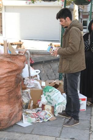 Çöpte bulduğu kitapla hayatı değişti
