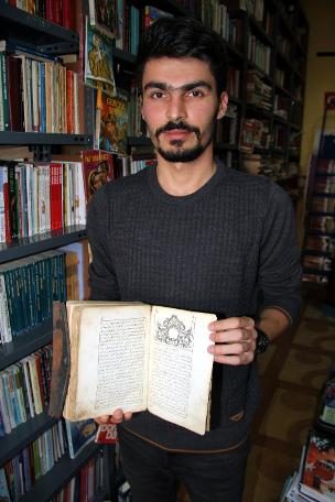 Çöpte bulduğu kitapla hayatı değişti
