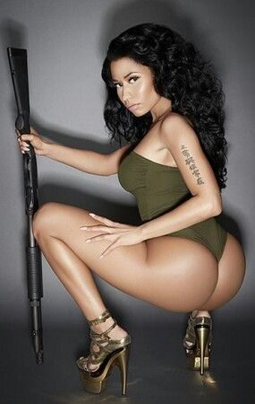 Nicki Minaj klip çekiminden cesur anları paylaştı!

