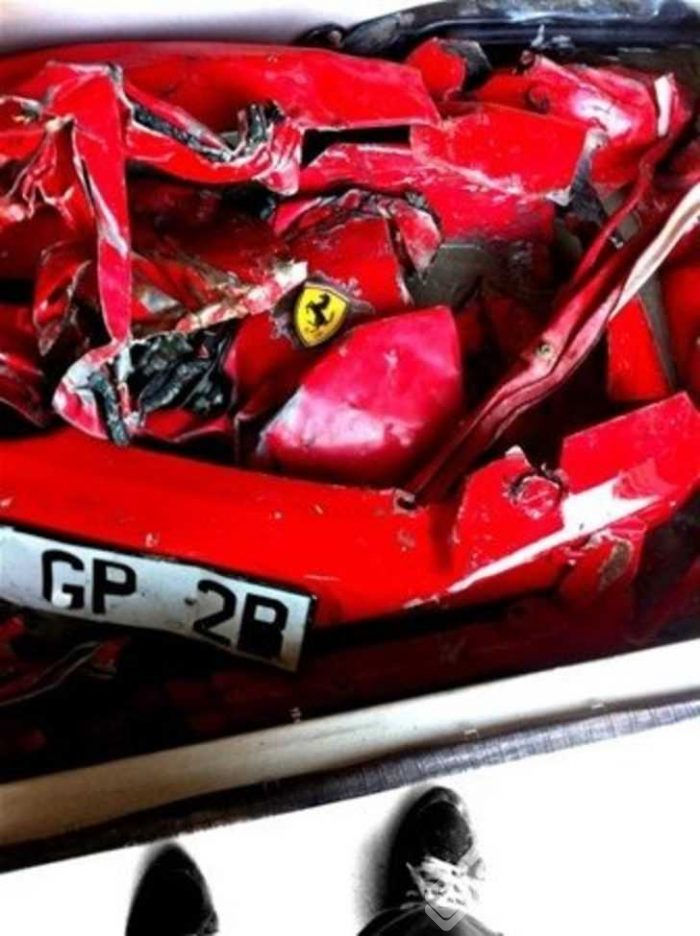 Hurdaya dönen Ferrari'yi bakın ne hale getirdi
