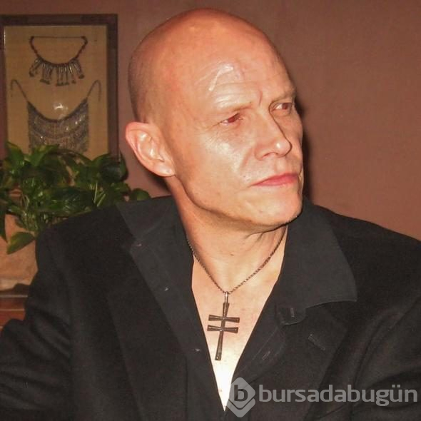 Filmlerde rol kapabilmek için kolunu kesti