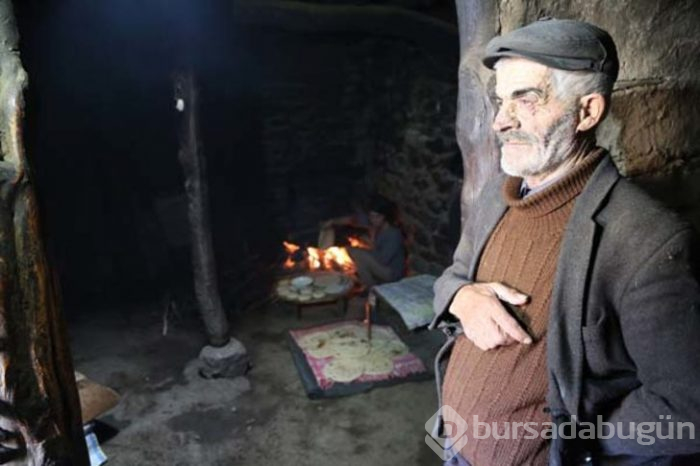 Türkiye'de mağara dönemini yaşıyorlar! İşte duyanları şaşkına çeviren aile
