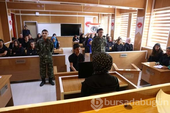 Bu okul görenleri şaşırtıyor! Adliye de var, cezaevi de...
