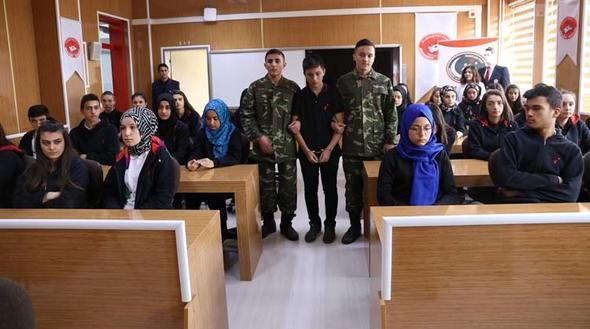 Bu okul görenleri şaşırtıyor! Adliye de var, cezaevi de...
