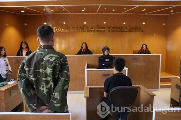 Bu okul görenleri şaşırtıyor! Adliye de var, cezaevi de...
