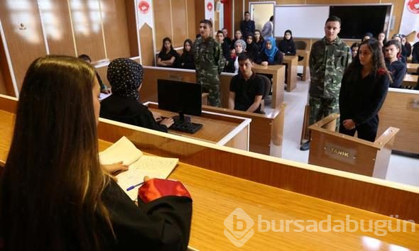 Bu okul görenleri şaşırtıyor! Adliye de var, cezaevi de...
