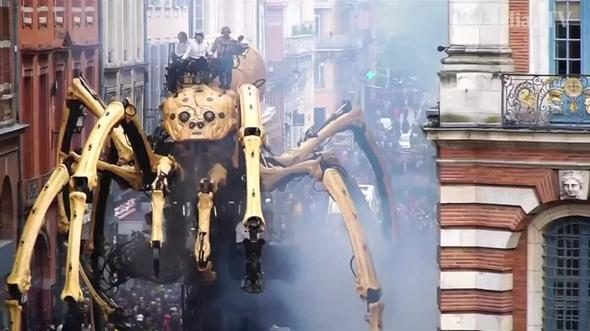Dev robotlar sokaklarda
