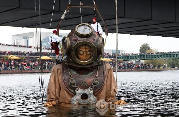 Dev robotlar sokaklarda
