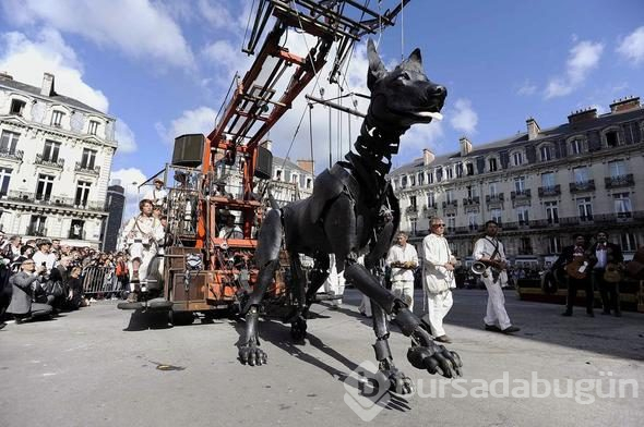 Dev robotlar sokaklarda
