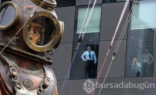 Dev robotlar sokaklarda
