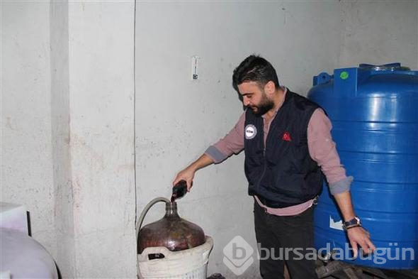 Mersin'de kaçak şarap ve sahte nargile tütünü operasyonu
