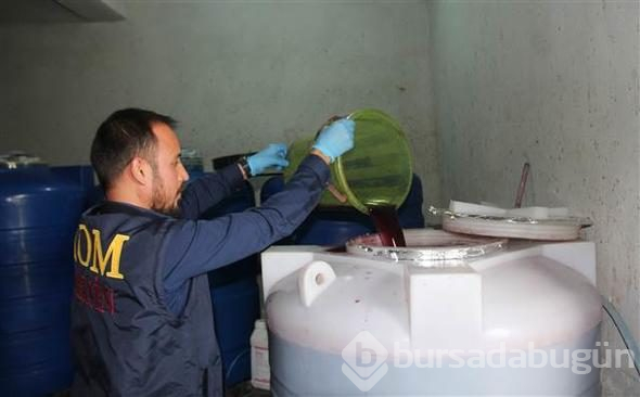 Mersin'de kaçak şarap ve sahte nargile tütünü operasyonu
