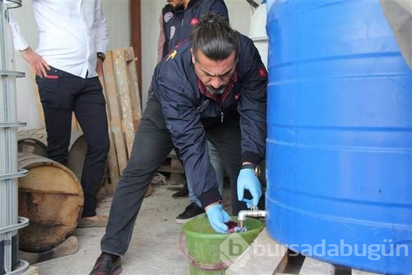 Mersin'de kaçak şarap ve sahte nargile tütünü operasyonu
