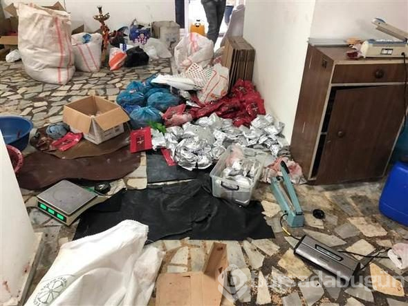 Mersin'de kaçak şarap ve sahte nargile tütünü operasyonu
