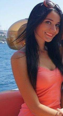 Cansu Taşkın'dan olay bornozlu poz!
