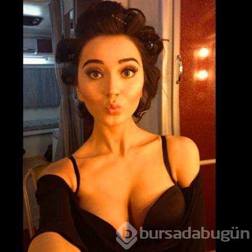 Cansu Taşkın'dan olay bornozlu poz!
