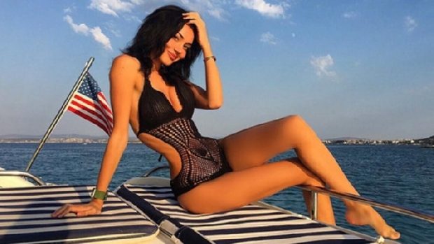 Cansu Taşkın'dan olay bornozlu poz!

