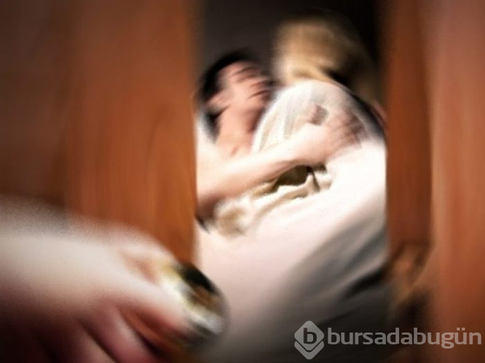Yan odadan gelen seslere uyandı! Karısıyla kardeşini aynı yatakta yakaladı