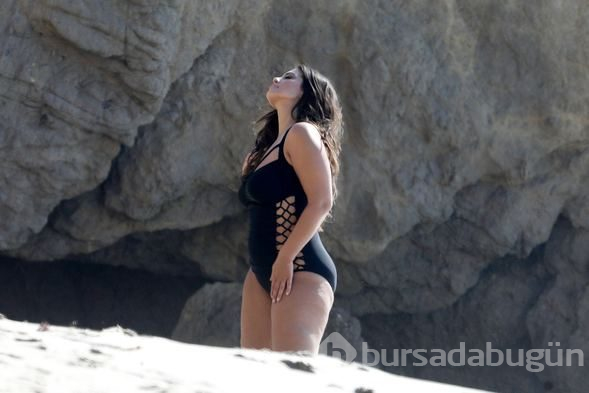 Ashley Graham, Malibu sahillerinde bikini çekiminde!
