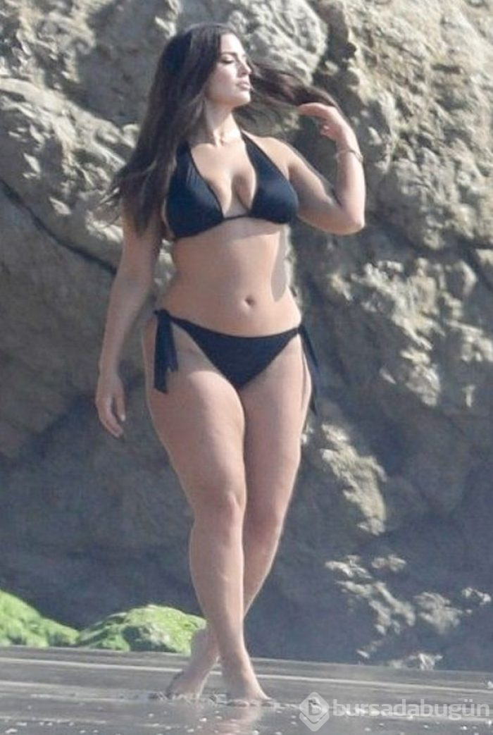 Ashley Graham, Malibu sahillerinde bikini çekiminde!
